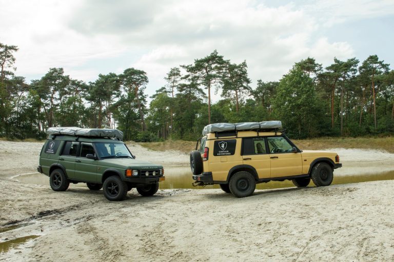 Onze landrovers Centaur Adventures aan het water