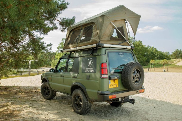 Onze landrovers_Centaur Adventures met tent op dak