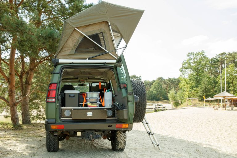 Onze landrovers_Centaur Adventures tent opzetten